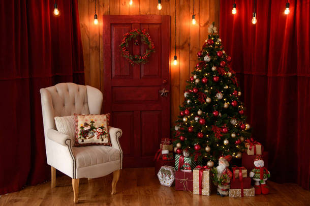 圣诞内饰与礼品盒和圣诞火灾。它可以用作背景