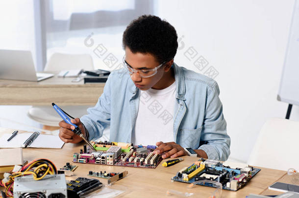 美国<strong>黑人</strong>青少年在家焊接电脑电路