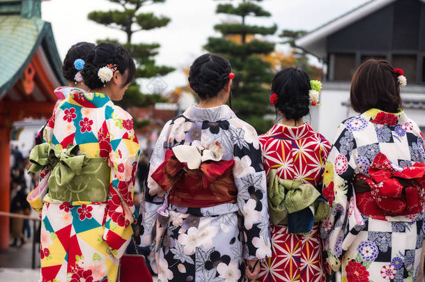 日本京都伏见伊纳里神社日本女孩穿传统和服礼服的后拍.