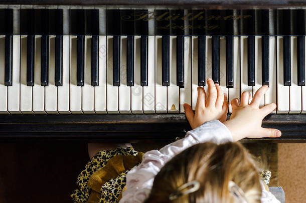 可爱的小女孩玩音乐<strong>学校</strong>的<strong>钢琴</strong>
