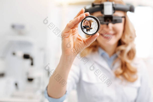 使用间接检眼镜的专业女医生