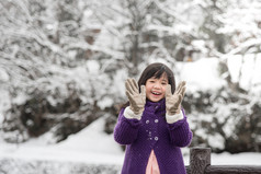 可爱的亚洲女孩在户外微笑在雪中