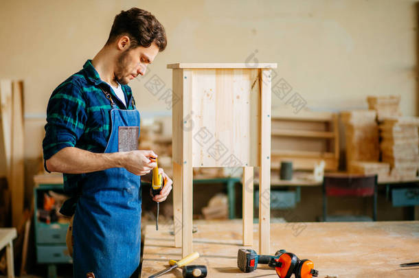 木匠在他的木工或车间工作
