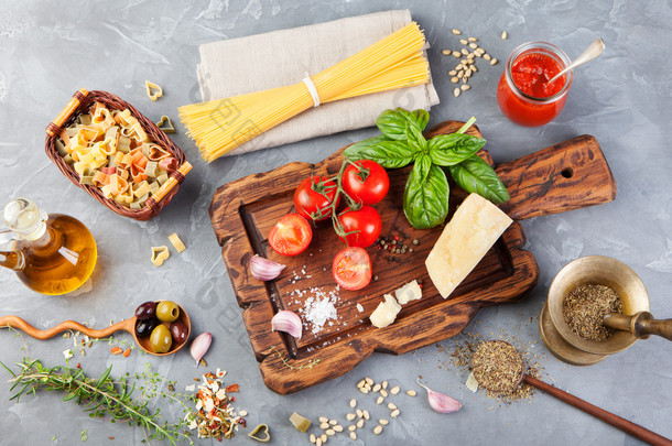 意大利食品背景，葡萄番茄，罗勒，意大利面，橄榄，香菜，橄榄油，大蒜