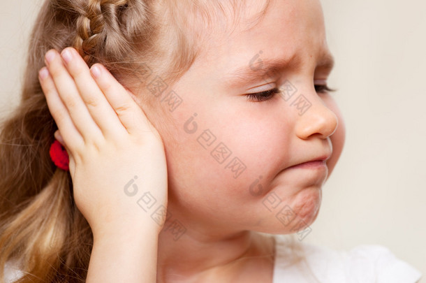 女孩有酸痛的耳朵