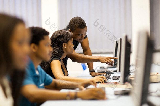 非洲裔<strong>美</strong>国大学生在计算机房