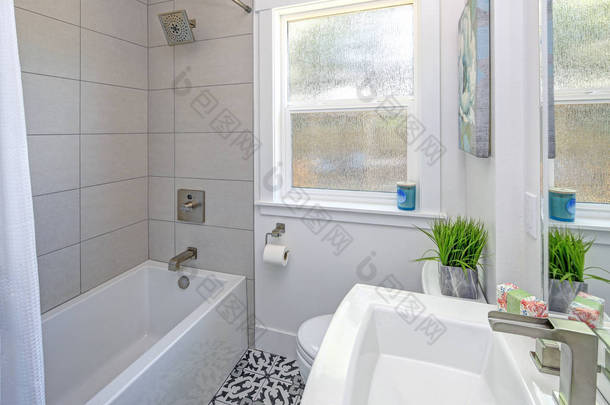 紧凑型浴室带基座下沉, 白色和黑色地板瓷砖, 浴缸淋浴组合.