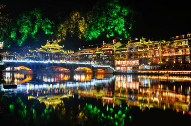 五彩桥与<strong>中国传统建筑</strong>夜景