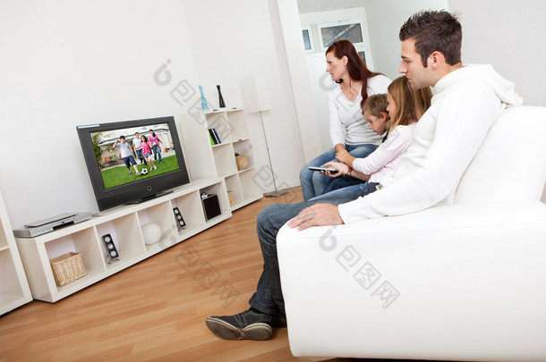 年轻的家庭，在家里看电视