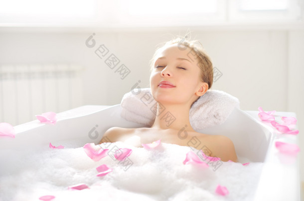 一个有吸引力的女孩轻松在浴