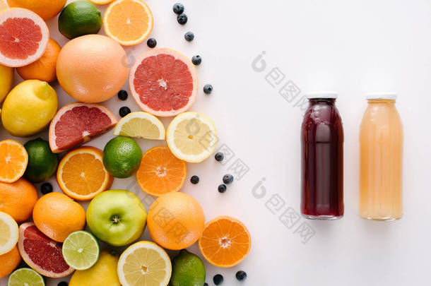 蓝莓和白葡萄酒瓶新鲜果汁柑橘类水果的顶级视图