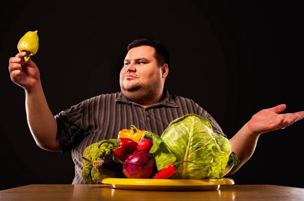饮食胖子吃健康的食物。与蔬菜的健康早餐.