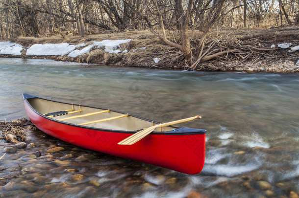 在一条河上的红色独木舟