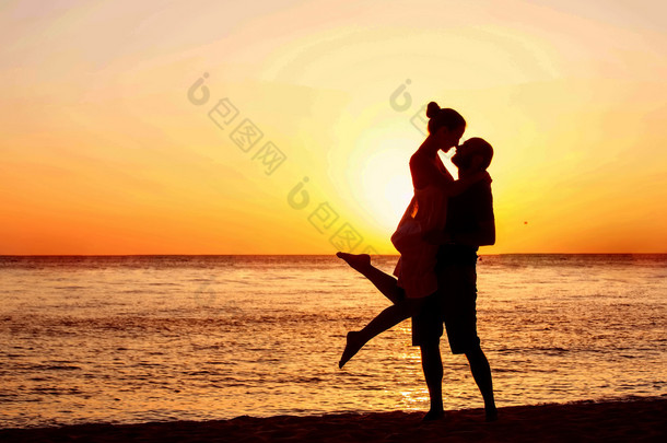 一对<strong>浪漫</strong>的情侣背景在艳阳高照的沙滩上