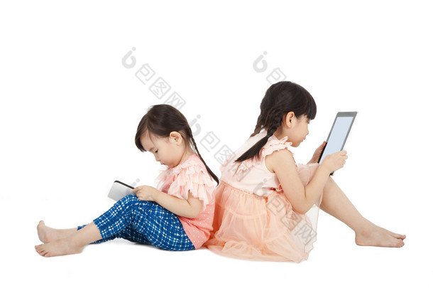两个女孩使用的触摸屏平板电脑