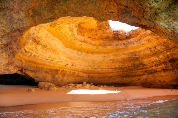 在葡萄牙阿尔加维的 benagil 海滩著名溶洞