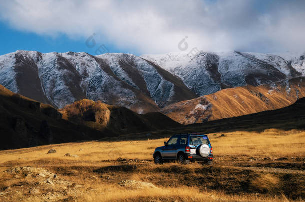 汽车行驶在高加索，格鲁吉亚山路上越野旅行.