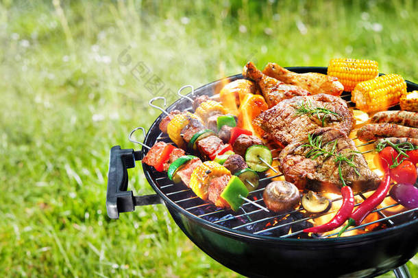 在烤架上，用烟熏和青<strong>草中</strong>的火焰，将美味的烤肉和蔬菜进行分类