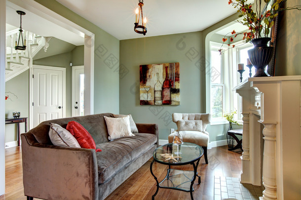 优雅绿色客厅的棕色<strong>沙发</strong>和木地板.