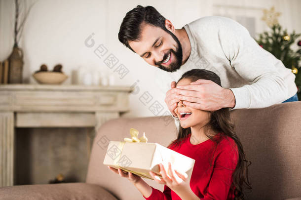 父亲掩护女儿<strong>的</strong>眼睛从后面和赠送礼物