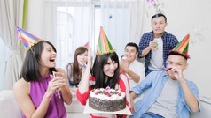 人们在家里的生日聚会上开心地微笑