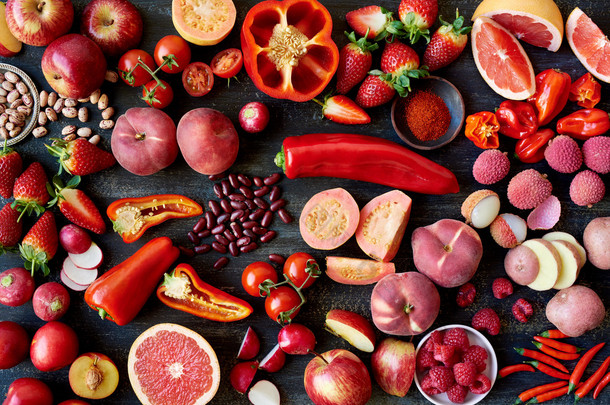 木制桌子上的蔬菜和水果