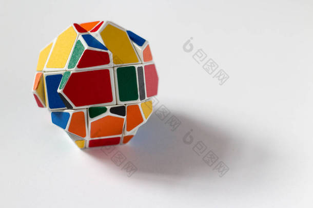 多色不寻常的拼图, 奇怪的形状罗比克的立方体, 在白色的背景