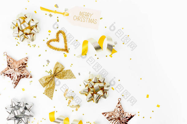 圣诞节<strong>装饰</strong>在黄金颜色与圣诞快乐标签白色背景