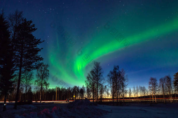 芬兰罗瓦涅米市上空的北极光与星空