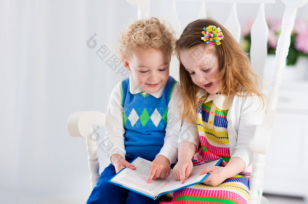 孩子们在看书