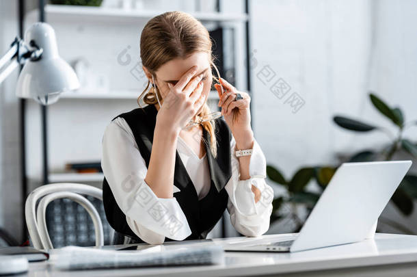<strong>女</strong>商人有选择的焦点, 在正式穿坐在电脑桌, 触摸额头和头痛在工作场所