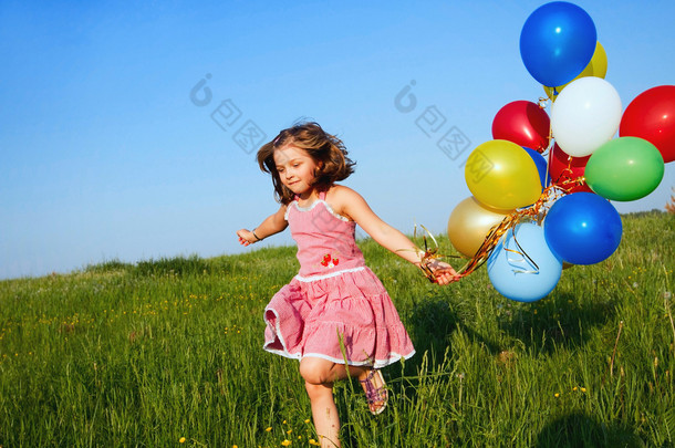 快乐的小女孩与气球户外跳