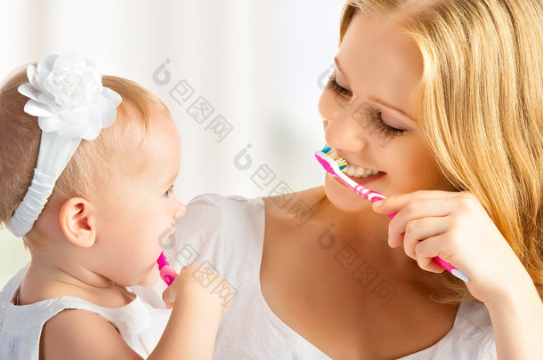 母亲和女儿宝贝女孩在一起<strong>刷牙</strong>