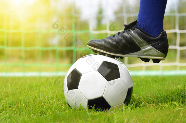 足球和足球运动员的脚.