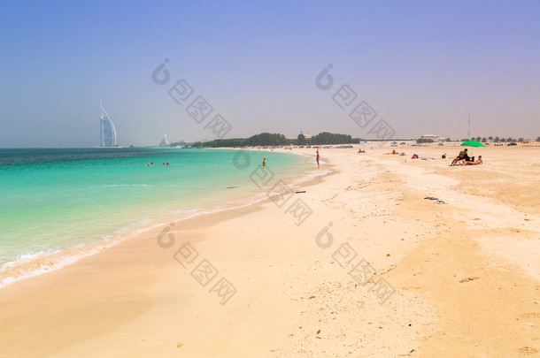 在阿联酋，迪拜朱美拉海滩上的人