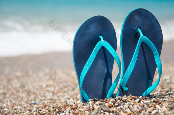 海滩上的蓝色拖鞋