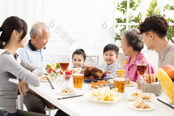 <strong>快乐</strong>的亚洲家庭在家里吃饭