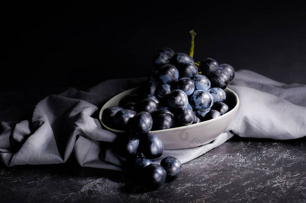 成熟的葡萄，在碗里