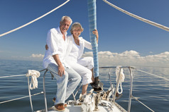 幸福的高级情侣拥抱在前面或船头的一艘帆船
