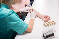 护士从静脉做血液测试