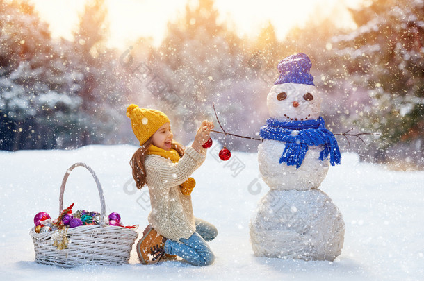 女孩玩堆雪人