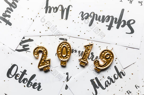 黄金2019年蜡烛和日历的特写视图