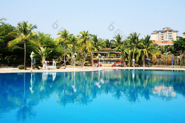 在棕榈树的中国酒店的游泳池。中国三亚