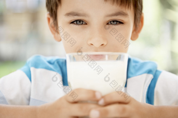 男孩控股杯牛奶 