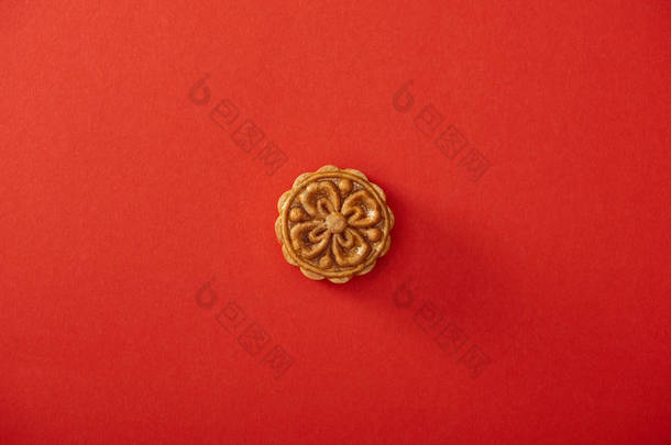 在红色上隔离的中国传统月饼的顶视图