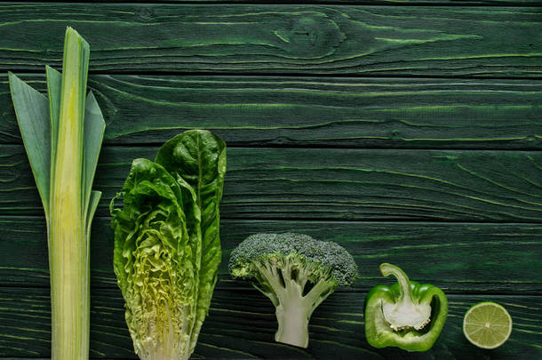 绿色花椰菜, 甜椒和石灰在桌上的最高的看法, 健康饮食概念