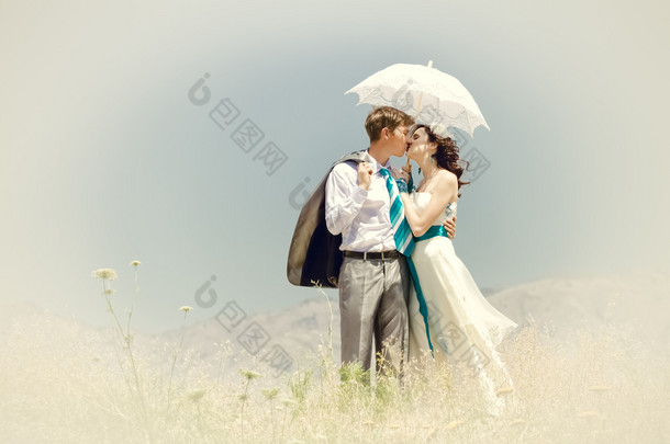 新娘和新郎吻下夏天炎热的太阳在麦积山