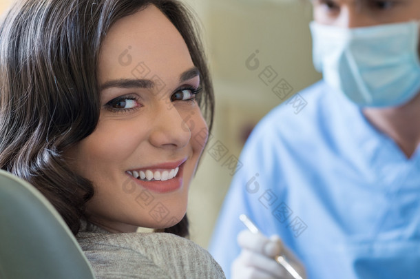 年轻女子在牙医室