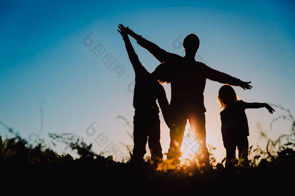 父亲与儿子和女儿<strong>剪影</strong>戏剧在日落时