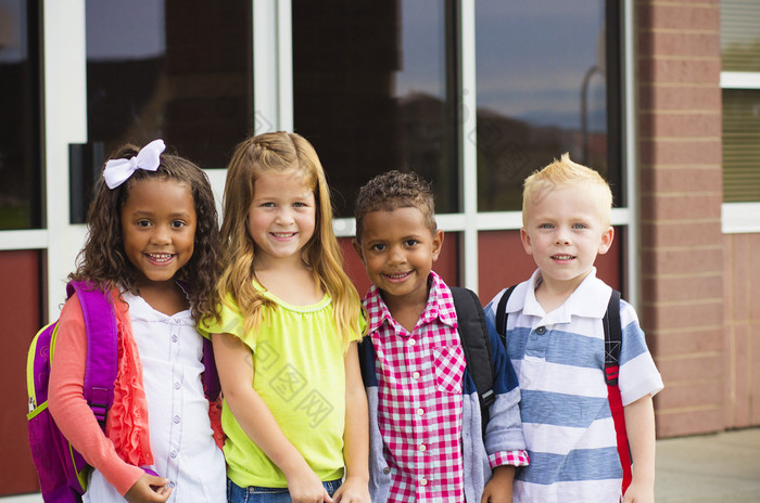 年幼的孩子开学第一天的肖像